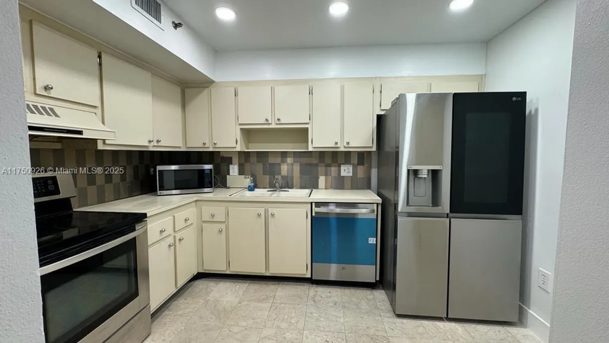 South Florida Real Estate | View 919 Hillcrest Dr, 201 | Listing