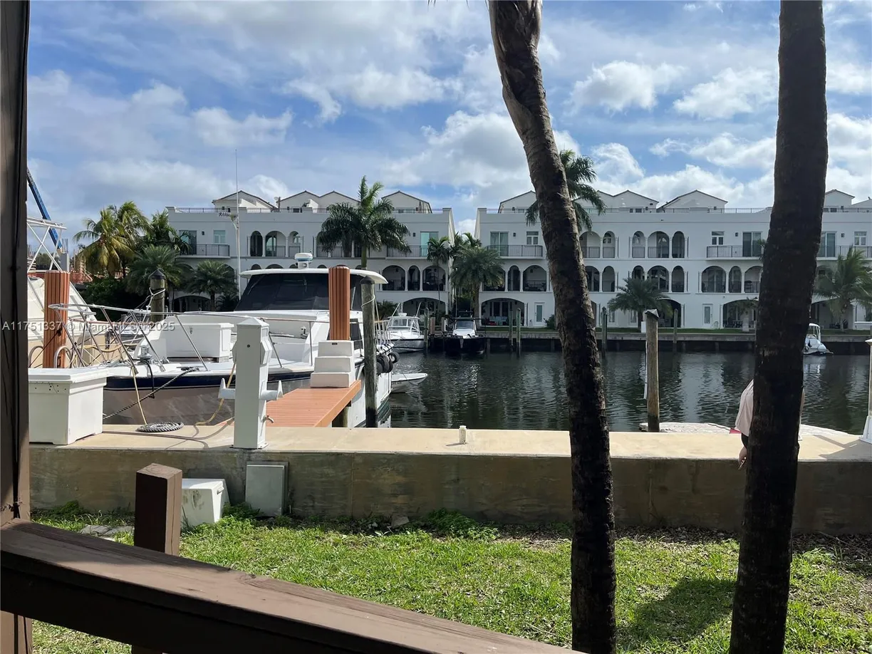 South Florida Real Estate | View 92 Hendricks Isle, 6 | 1 Bed, 1 Bath