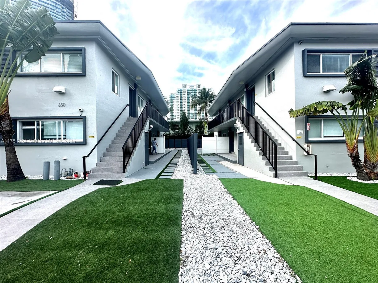 South Florida Real Estate | View 660 Lenox Ave, 4 | 2 Beds, 2 Baths