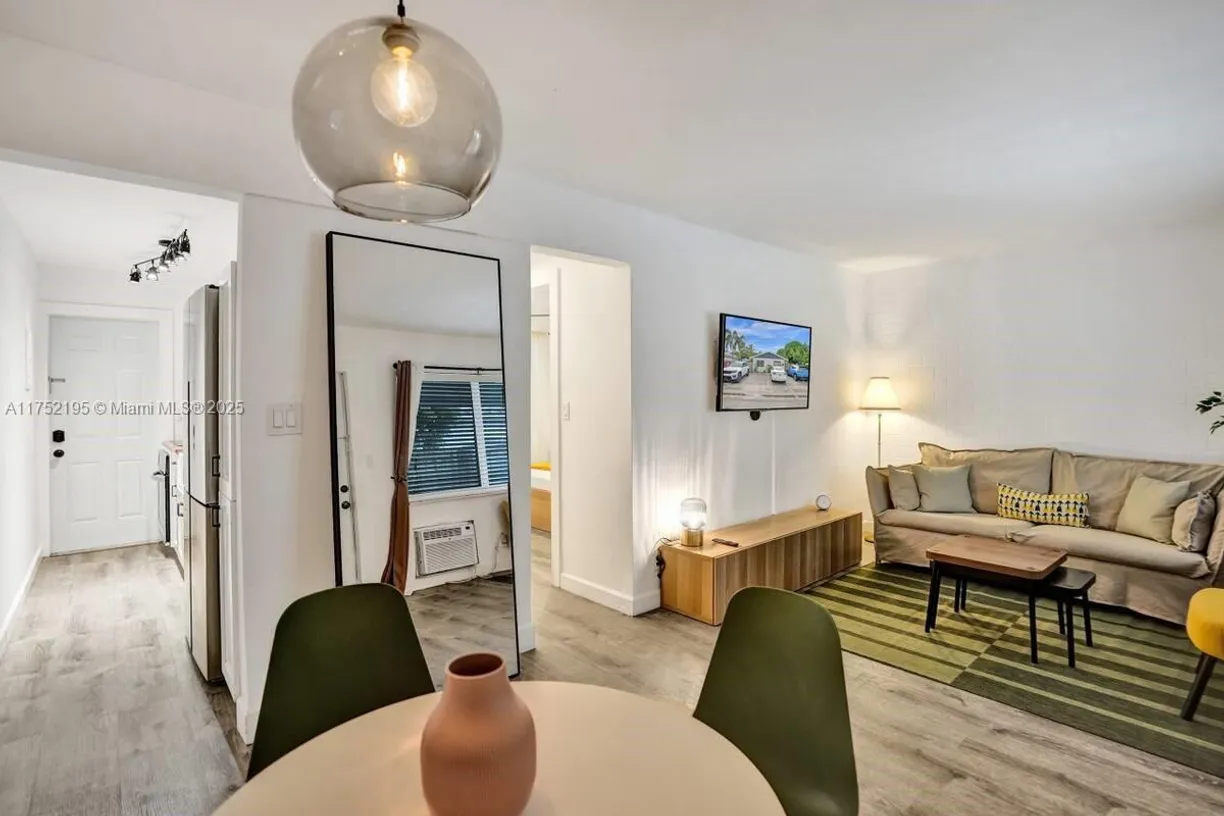South Florida Real Estate | View 1239 NE 15th Ave, 2 | 1 Bed, 1 Bath