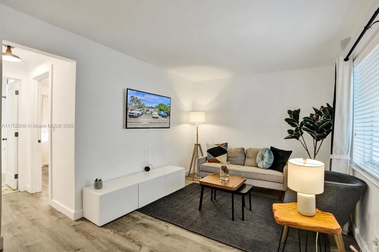 South Florida Real Estate | View 1239 NE 15th Ave, 3 | 1 Bed, 1 Bath