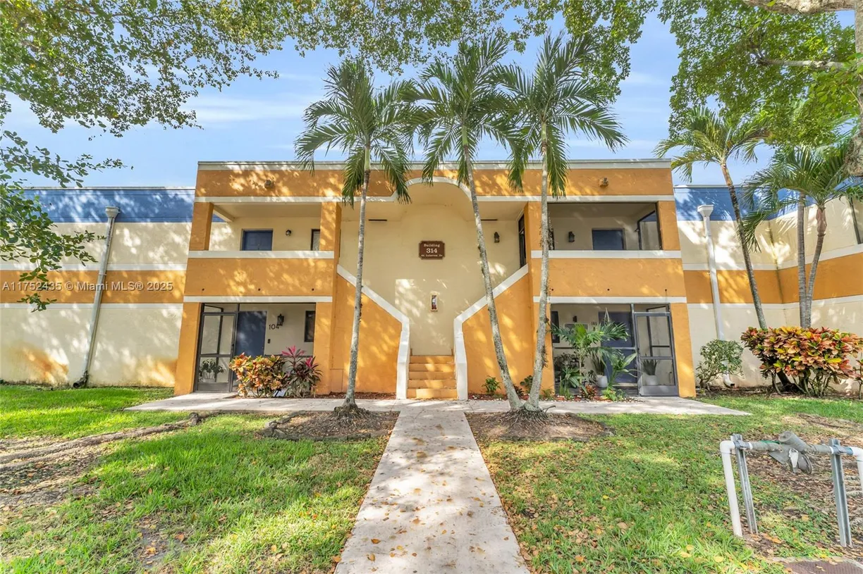 South Florida Real Estate | View 191 Lakeview Dr, 204 | 2 Beds, 2 Baths