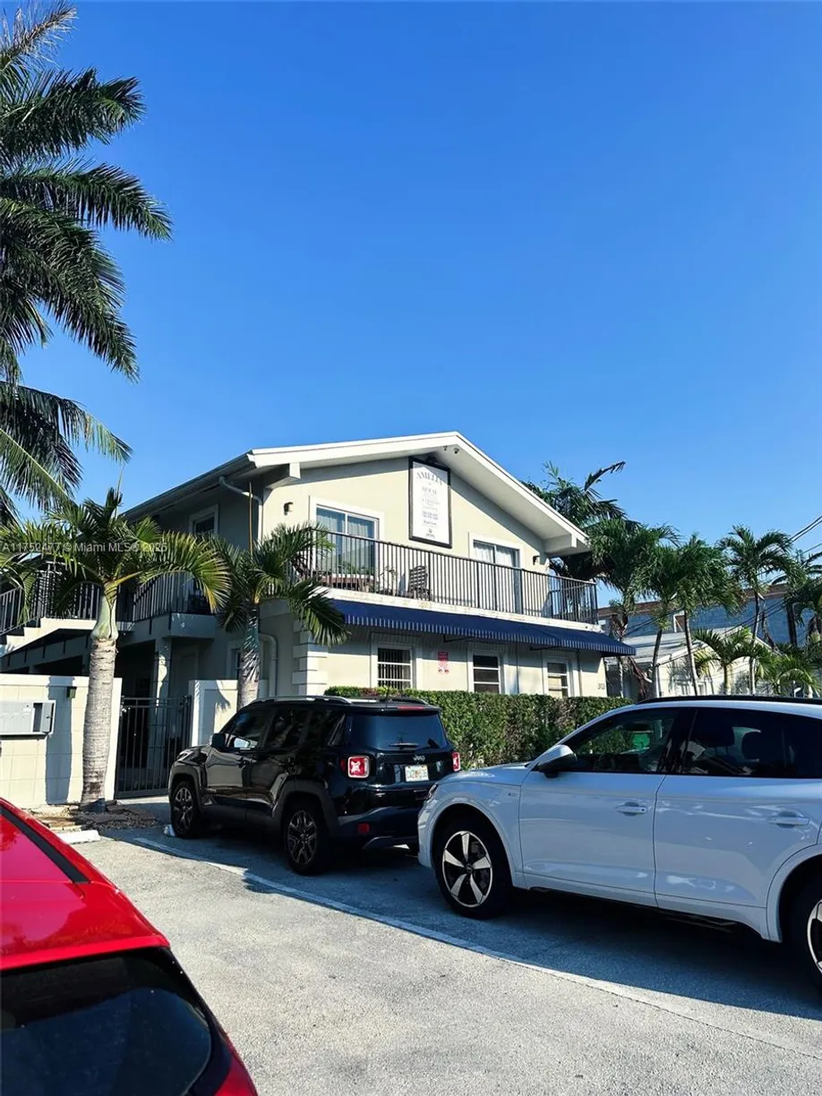 South Florida Real Estate | View 317 Hendricks Isle, 1 | 1 Bed, 1 Bath