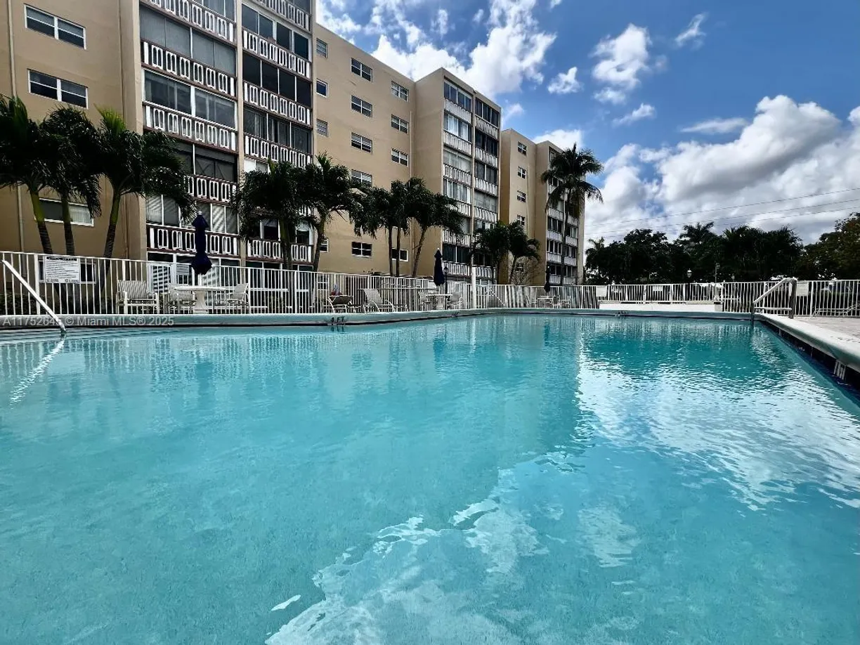 South Florida Real Estate | View 609 NE 14th Ave, 704 | 1 Bed, 1 Bath