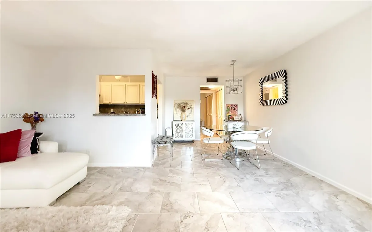 South Florida Real Estate | View 2009 N Farnham  N, 2009 | 1 Bed, 1 Bath