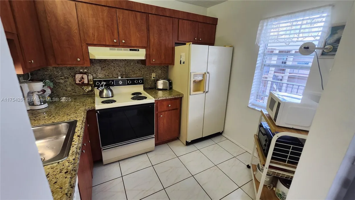South Florida Real Estate | View 2821 Somerset Dr, 400 | Listing