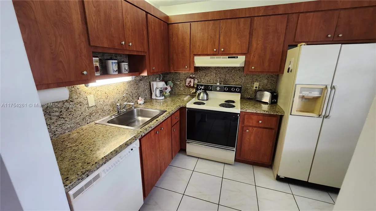 South Florida Real Estate | View 2821 Somerset Dr, 400 | 2 Beds, 2 Baths