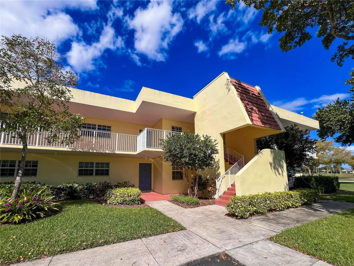 South Florida Real Estate | View 550 Oaks Ln, 202 | Listing