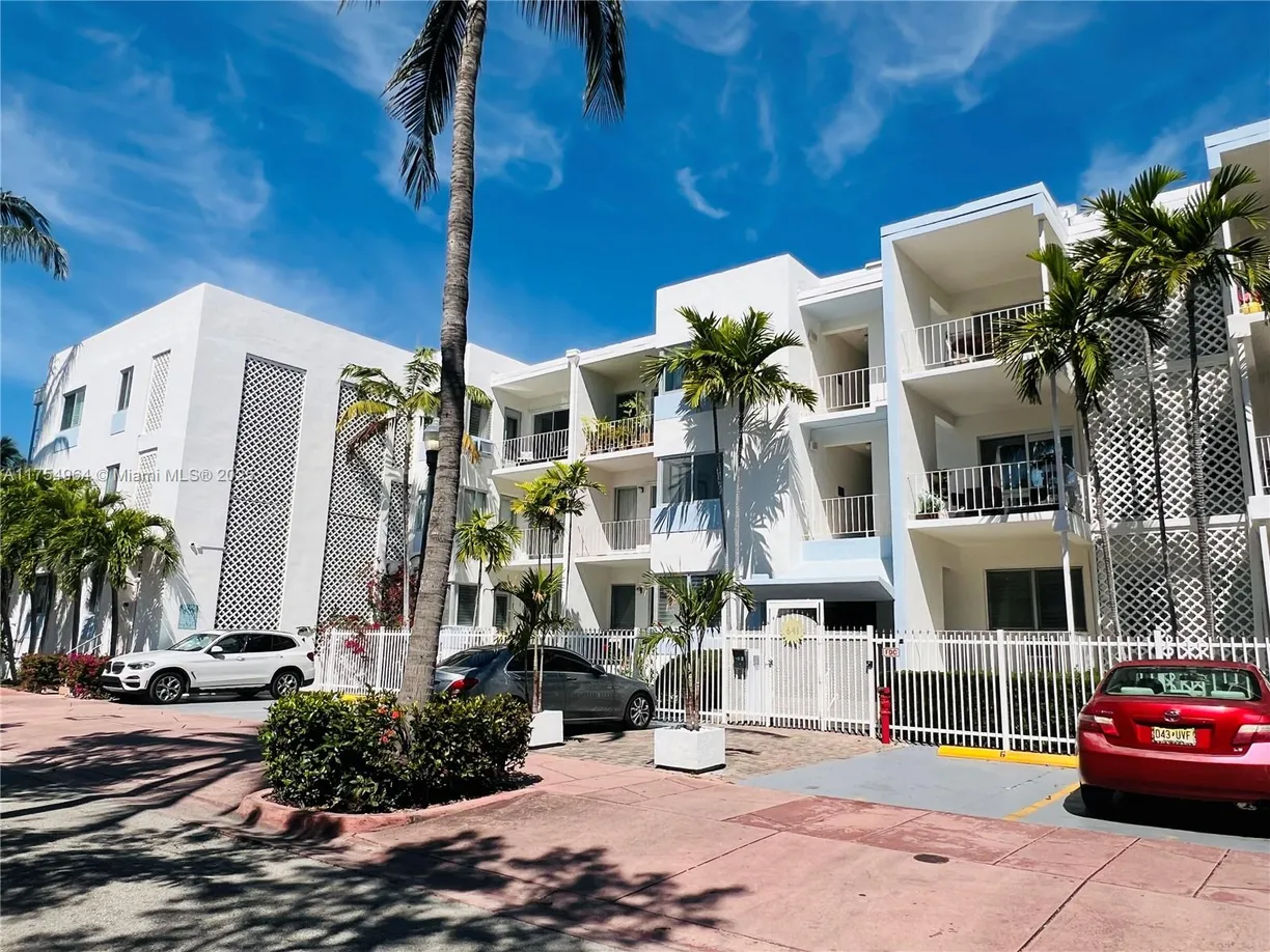 South Florida Real Estate | View 641 Espanola Way, 4 | 1 Bed, 1 Bath