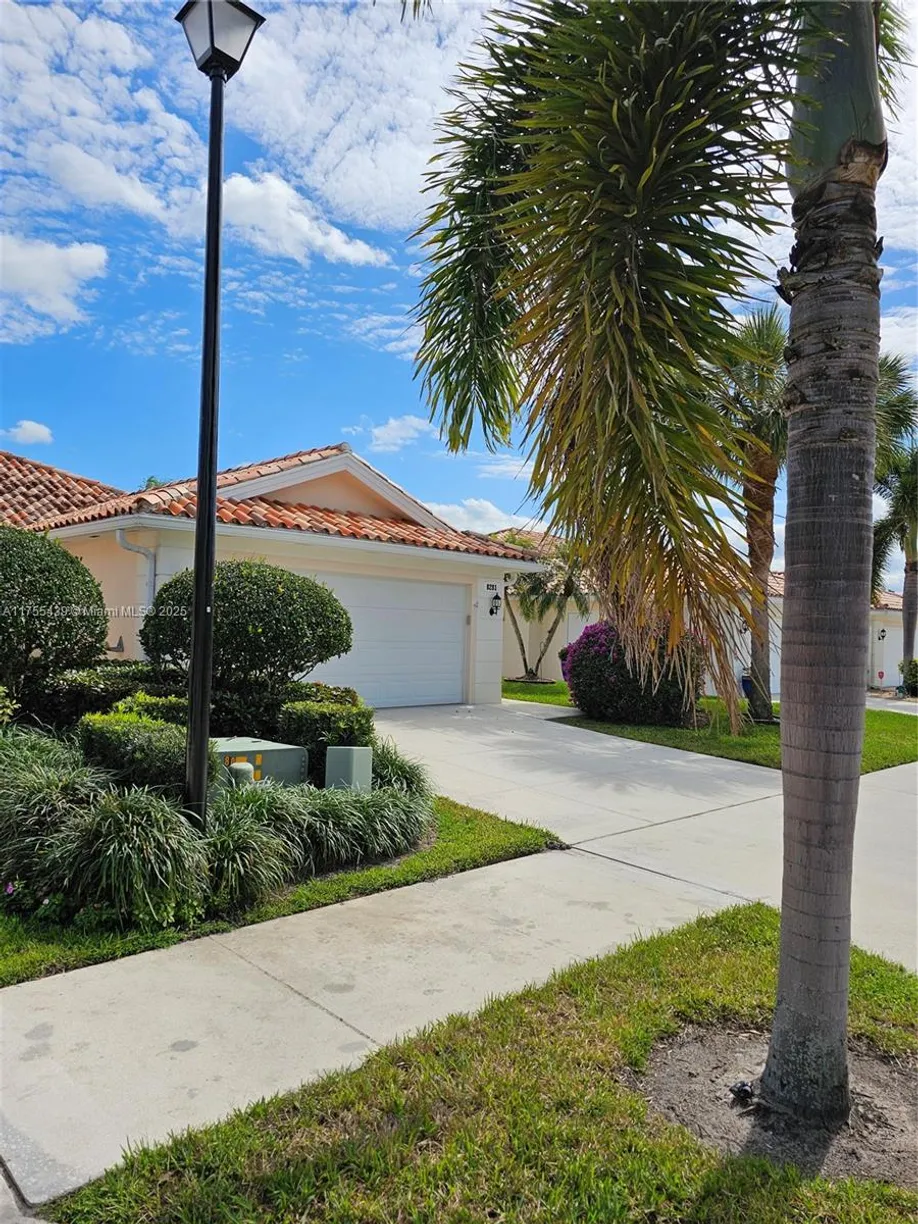 South Florida Real Estate | View 8281 SE Double Tree Dr, 8281 | 2 Beds, 2 Baths