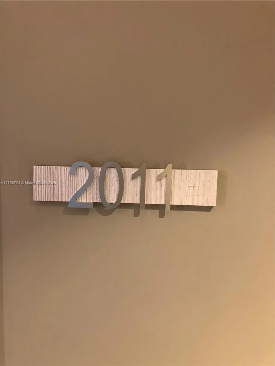 South Florida Real Estate | View 1000 Brickell Plz, 2011 | 1 Bed, 1 Bath