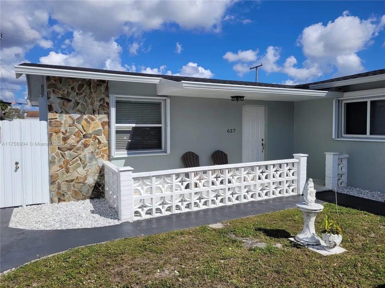 South Florida Real Estate | View 637 W 31st St, 2 | 2 Beds, 1 Bath