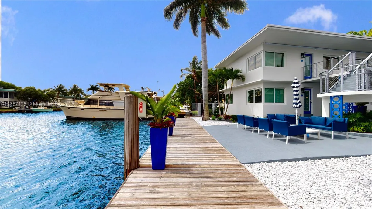 South Florida Real Estate | View 508 Hendricks Isle, 3 | 1 Bed, 1 Bath