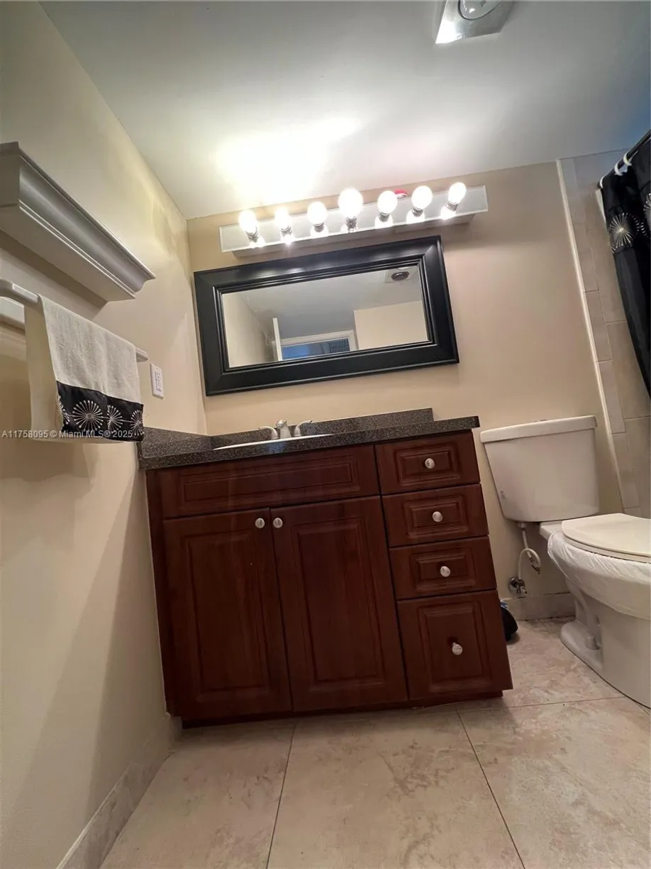 South Florida Real Estate | View 2562 N Garden Dr N, 301 | 1 Bed, 1 Bath