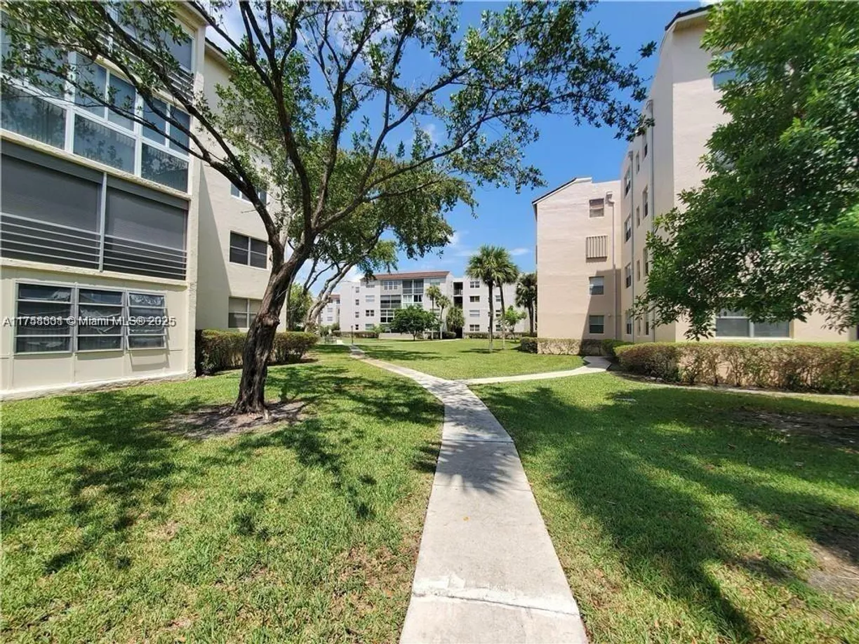 South Florida Real Estate | View 2821 Somerset Dr, 209 | 2 Beds, 2 Baths