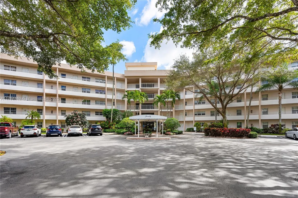 South Florida Real Estate | View 3800 Oaks Clubhouse Dr, 307 | 3 Beds, 2 Baths