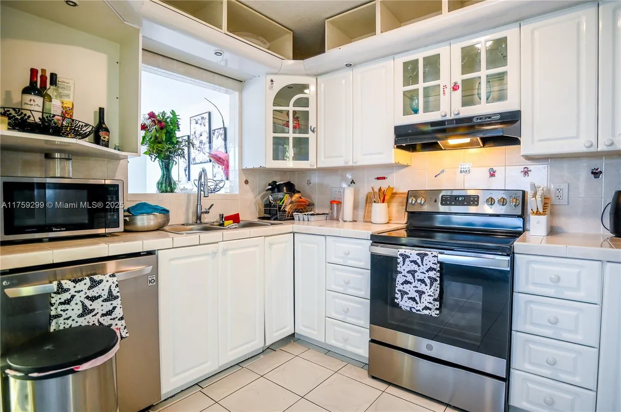 South Florida Real Estate | View 4164 Inverrary Dr, 601 | Listing