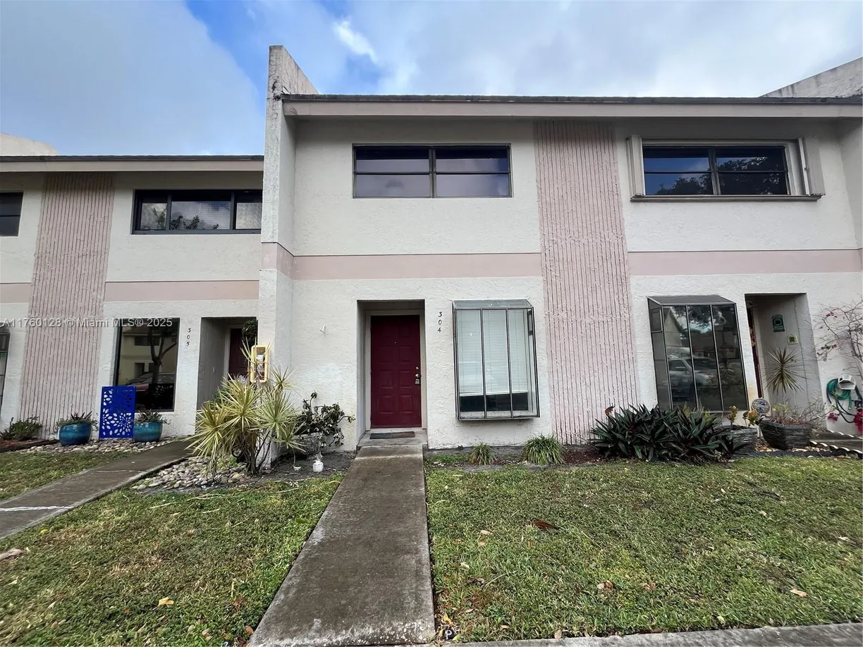 South Florida Real Estate | View 2700 S Oakland Forest Dr, 304 | 2 Beds, 1 Bath
