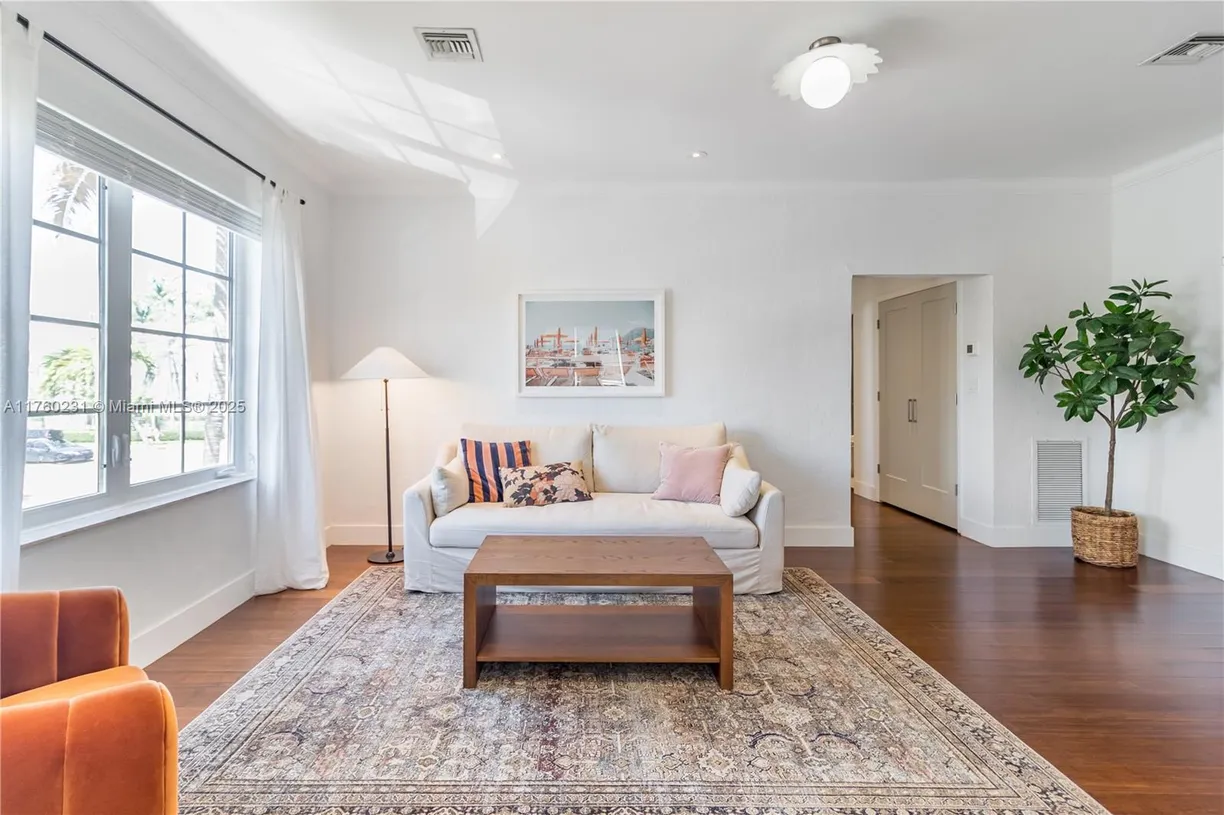 South Florida Real Estate | View 1569 Euclid Ave, 3 | 1 Bed, 1 Bath