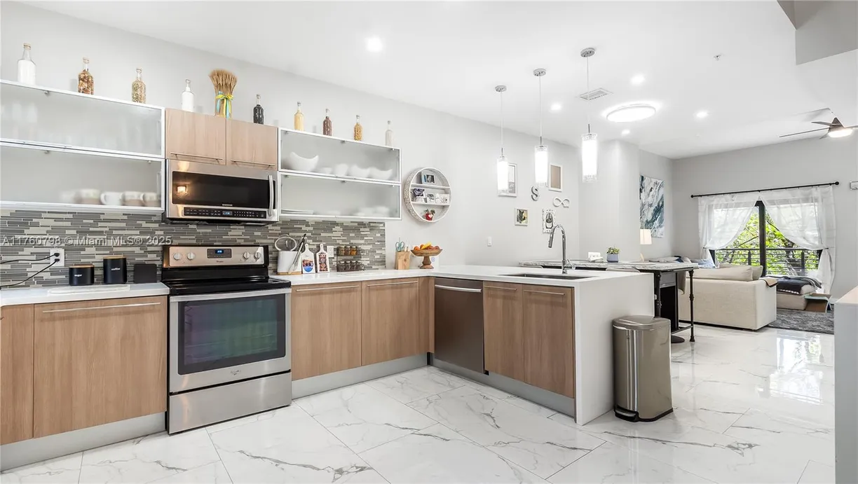 South Florida Real Estate | View 466 SE 1st Cir | 3 Beds, 3 Baths