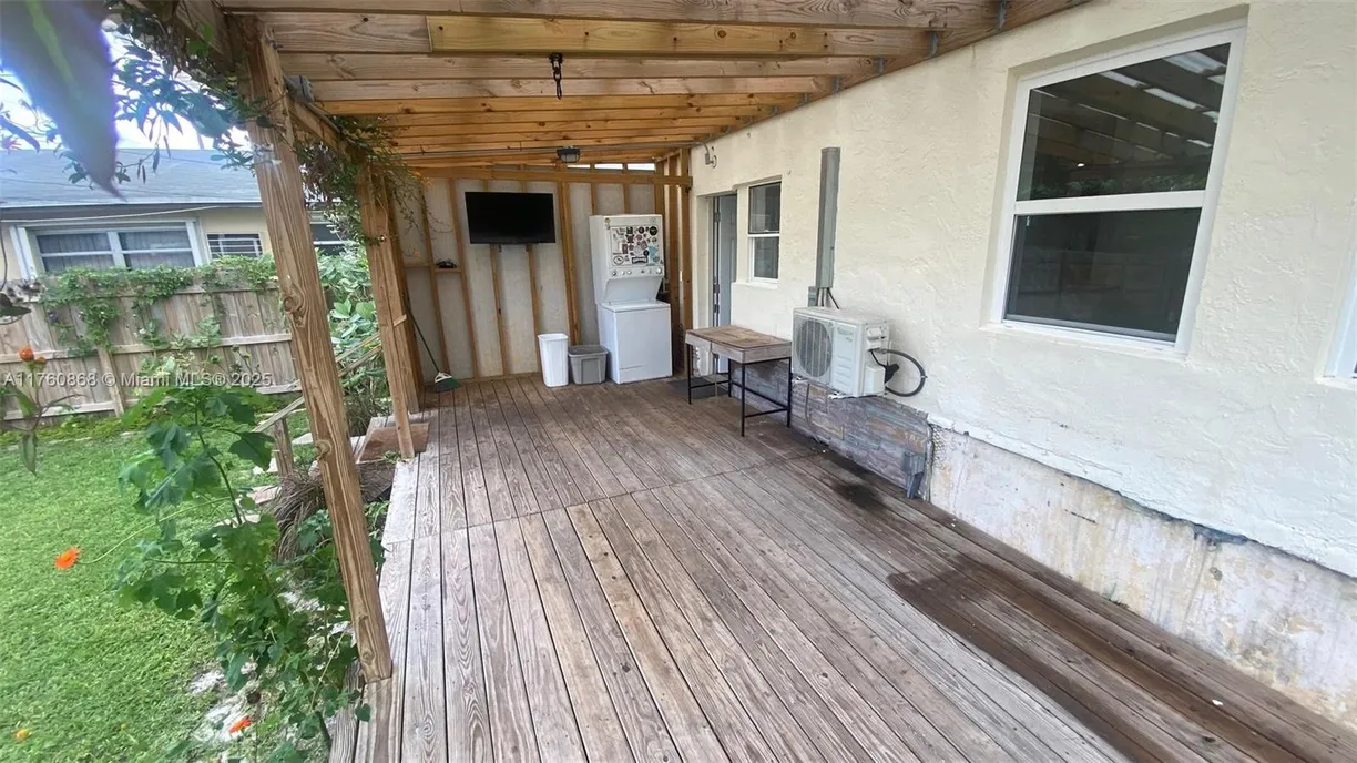 South Florida Real Estate | View 1932 Dewey St, 2 | 1 Bed, 1 Bath