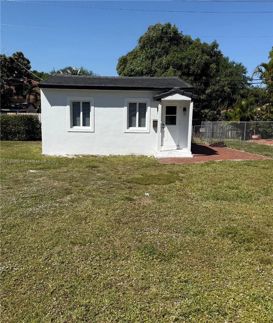 South Florida Real Estate | View 464 Minola Dr, 1 | 1 Bed, 1 Bath