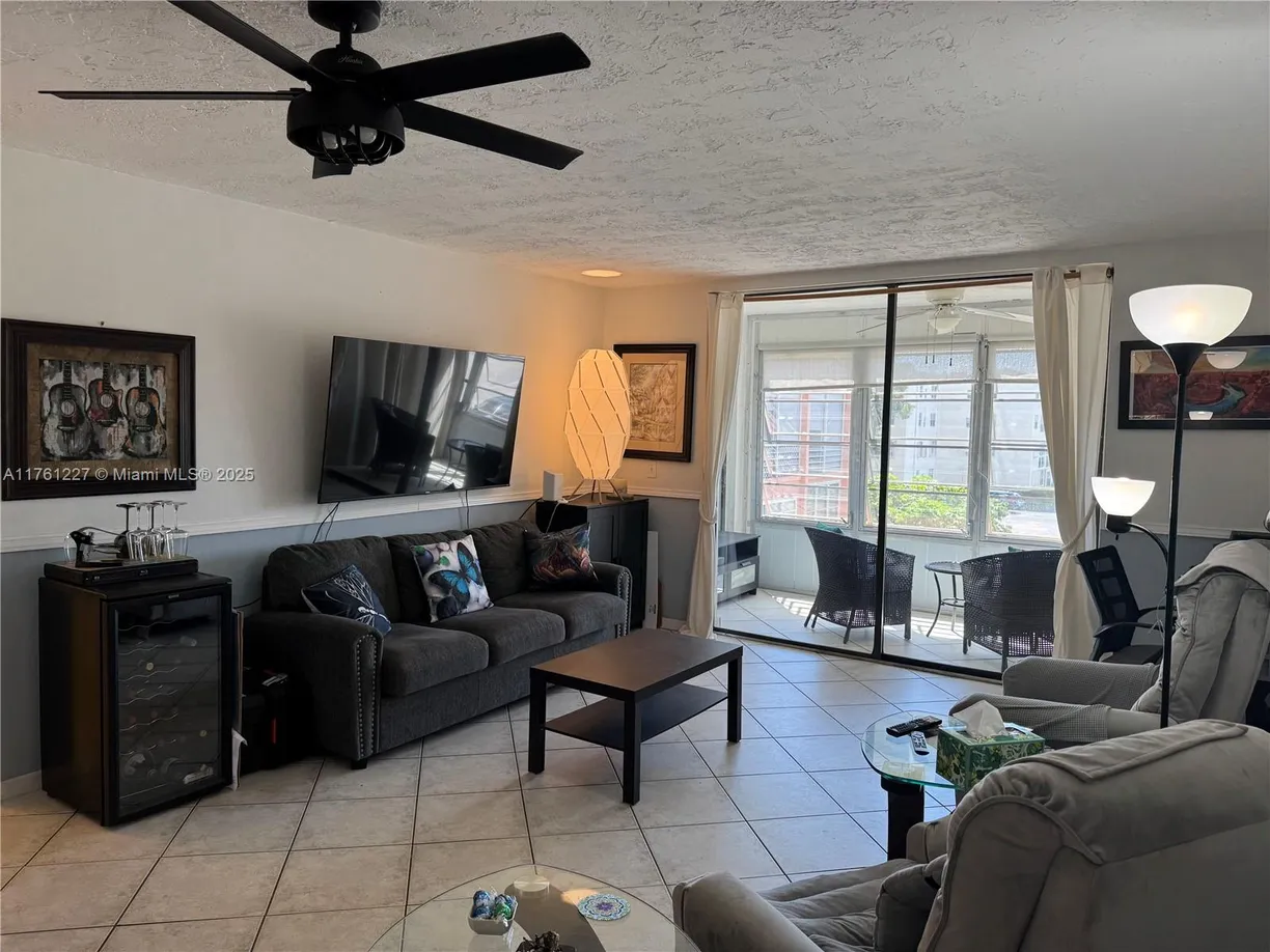 South Florida Real Estate | View 2861 Somerset Dr, 318 | Listing