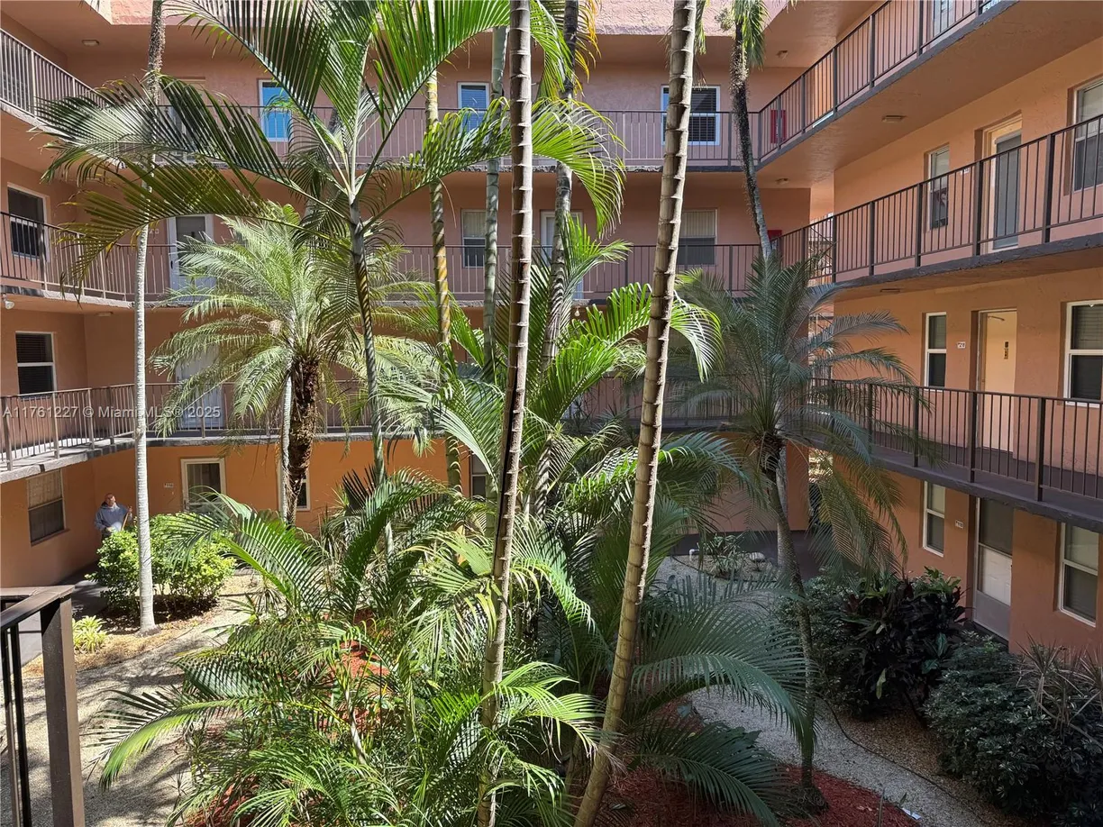 South Florida Real Estate | View 2861 Somerset Dr, 318 | 1 Bed, 1 Bath