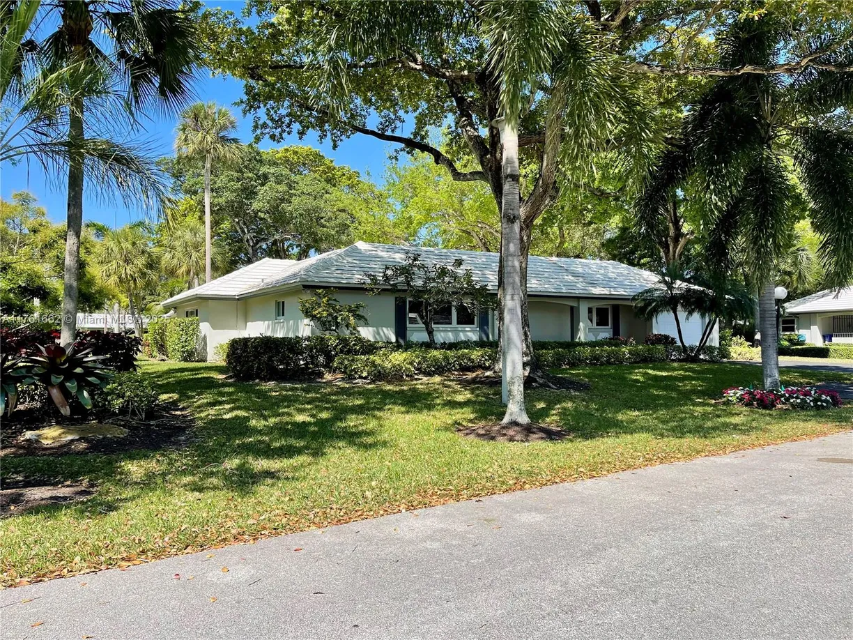 South Florida Real Estate | View 807 E Cypress Ln, V-49 | 3 Beds, 3 Baths