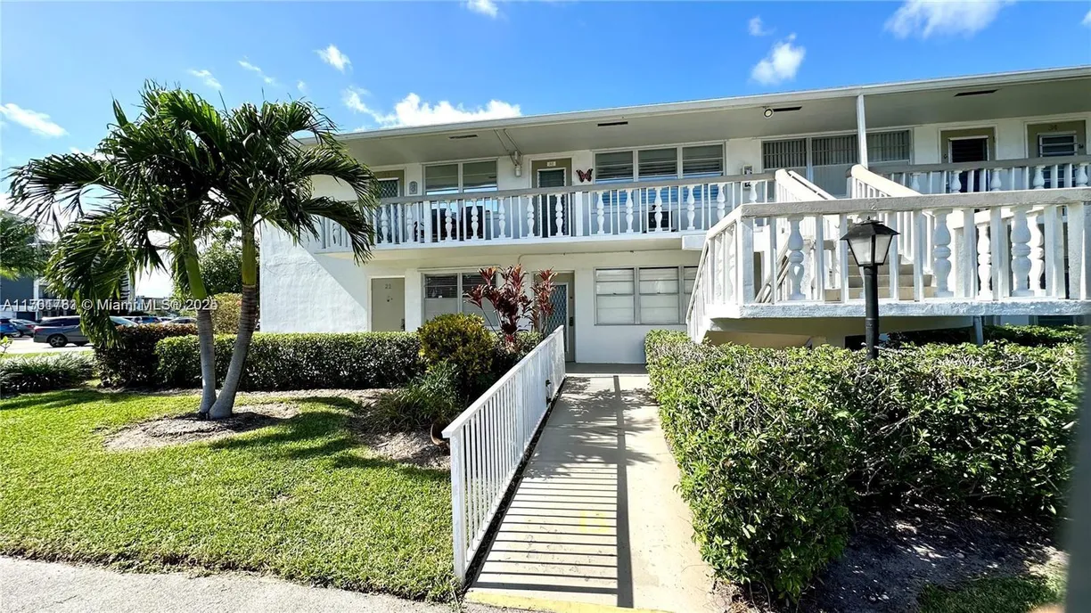 South Florida Real Estate | View 31 Harwood B, 31 | 2 Beds, 1 Bath