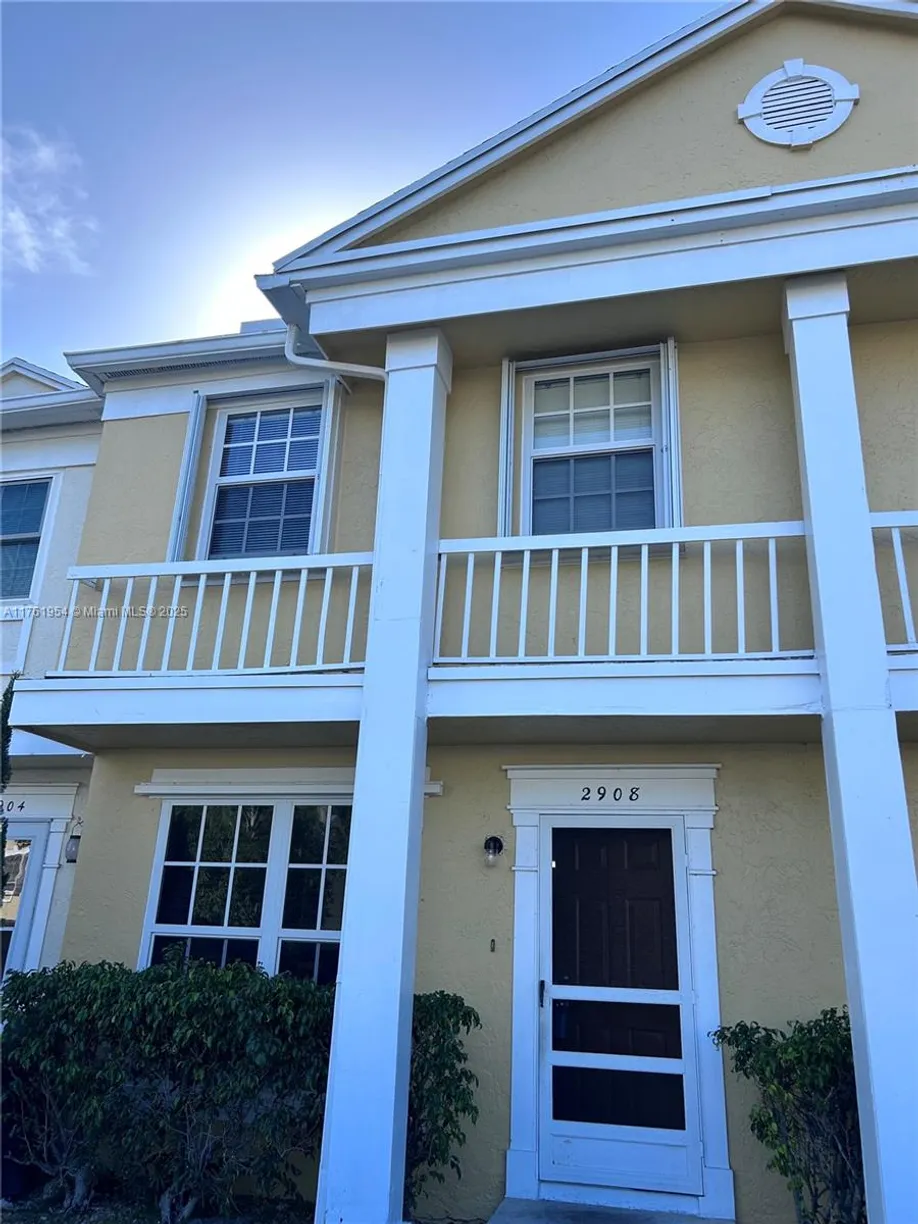 South Florida Real Estate | View 2908 S Edgehill Ln, 2908 | 2 Beds, 2 Baths