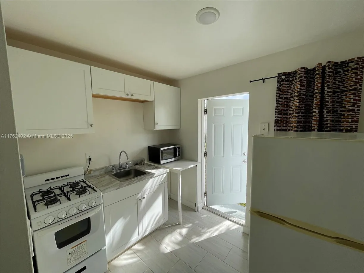 South Florida Real Estate | View 1109 S Federal Hwy, 3 | 1 Bath