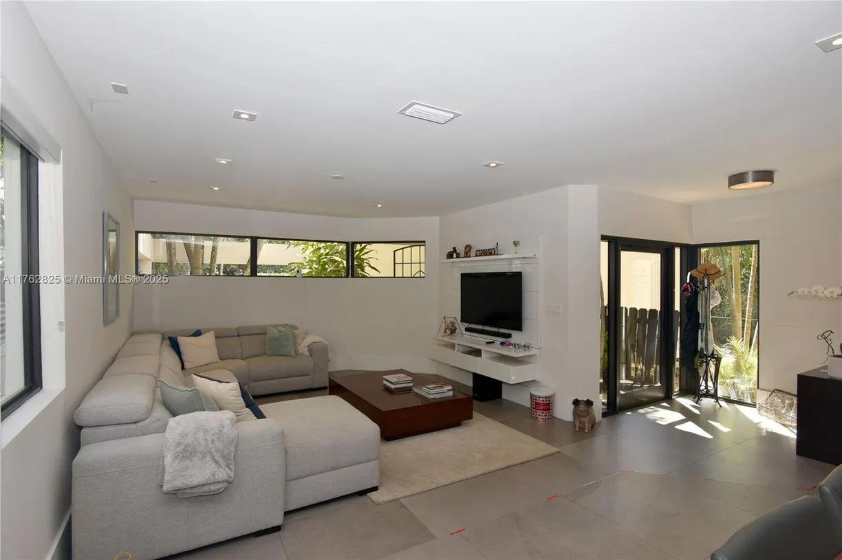 South Florida Real Estate | View 921 Sunset Rd | Listing