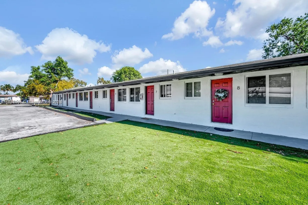 South Florida Real Estate | View 2308 Jackson St, 5 | 1 Bed, 1 Bath
