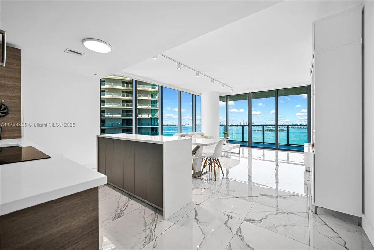 South Florida Real Estate | View 650 NE 32nd St, 2007 | 1 Bed, 2 Baths