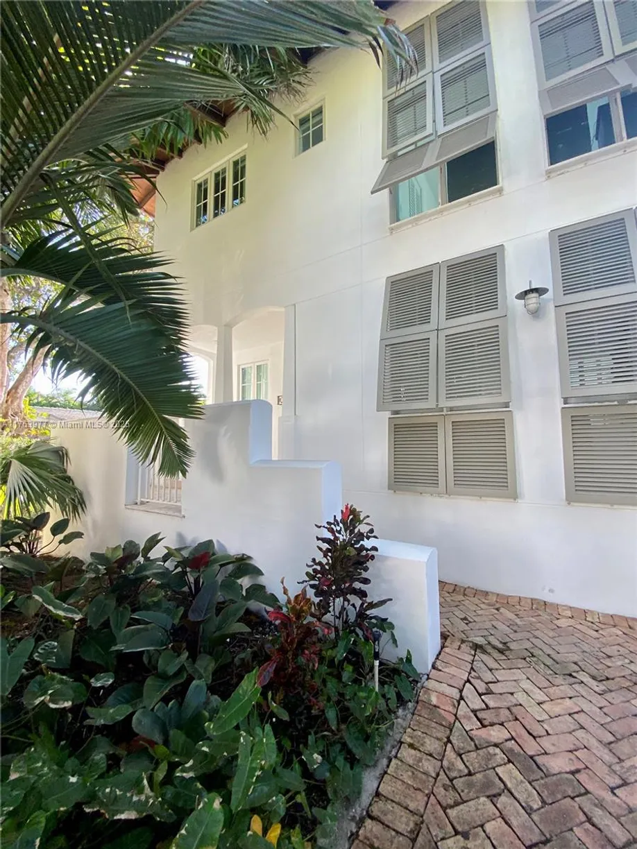 South Florida Real Estate | View 350 E Woodcrest Rd | Listing