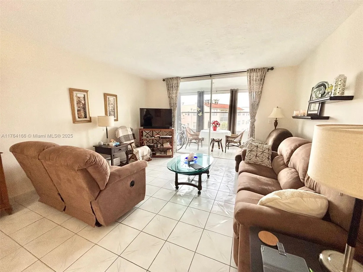 South Florida Real Estate | View 2801 Somerset Dr, 406 | 1 Bed, 1 Bath