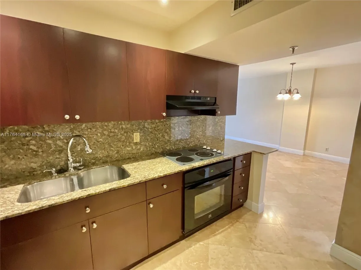 South Florida Real Estate | View 901 Hillcrest Dr, 303 | 1 Bed, 1 Bath
