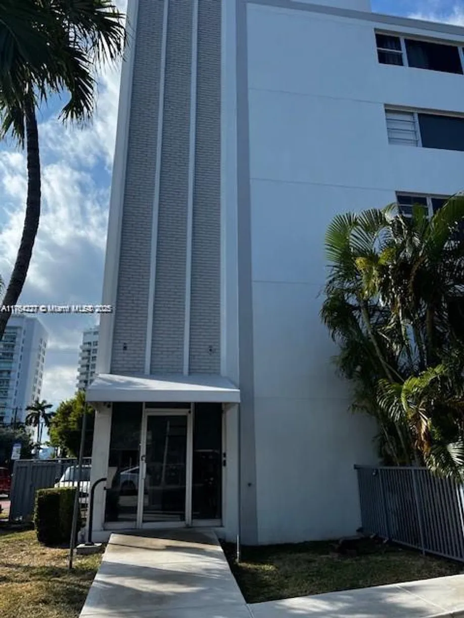 South Florida Real Estate | View 1100 Alton, 5D | 1 Bed, 1 Bath