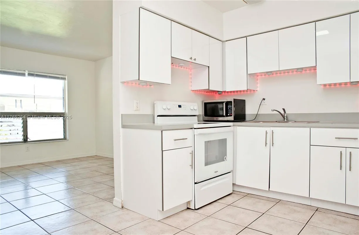 South Florida Real Estate | View 2206 Fillmore St, 6 | 1 Bed, 1 Bath