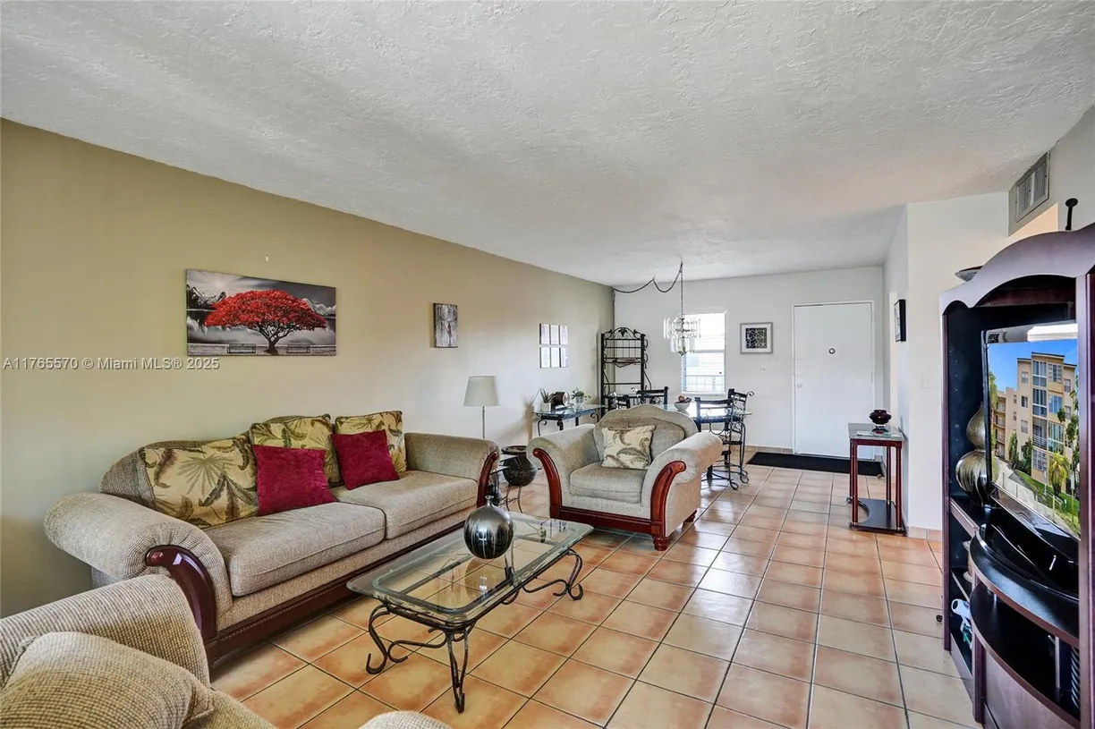 South Florida Real Estate | View 2811 Somerset Dr, 405 | 1 Bed, 1 Bath