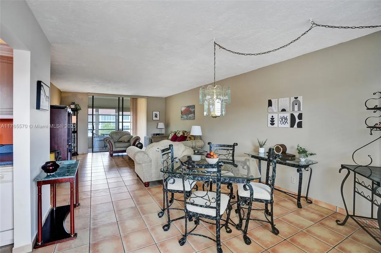 South Florida Real Estate | View 2811 Somerset Dr, 405 | Listing