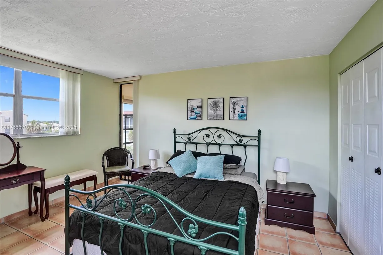 South Florida Real Estate | View 2811 Somerset Dr, 405 | Listing