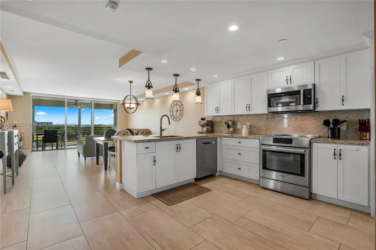 South Florida Real Estate | View 3520 Oaks Way, 810 | 3 Beds, 2 Baths