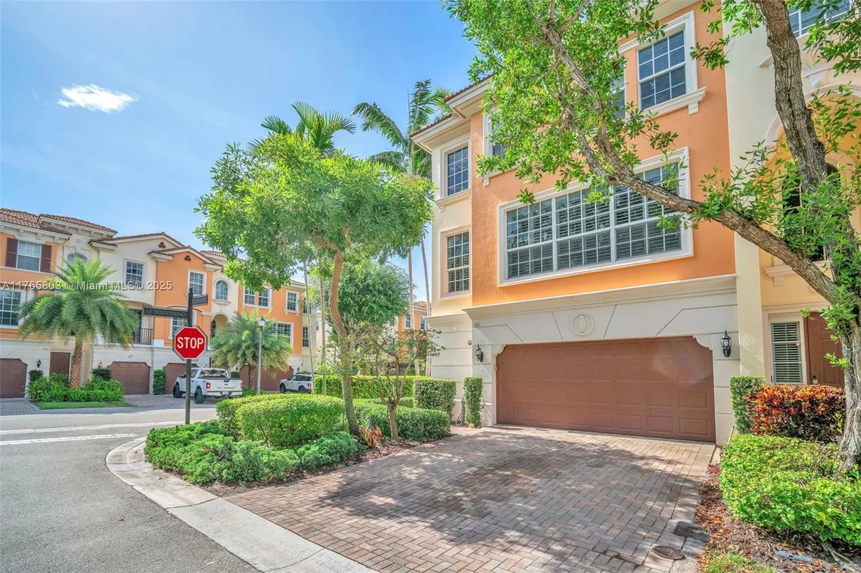 South Florida Real Estate | View 616 NE VENEZIA LANE, 616 | 3 Beds, 3 Baths