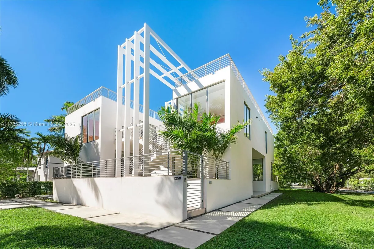 South Florida Real Estate | View 1250 N Venetian Way | 7 Beds, 7 Baths