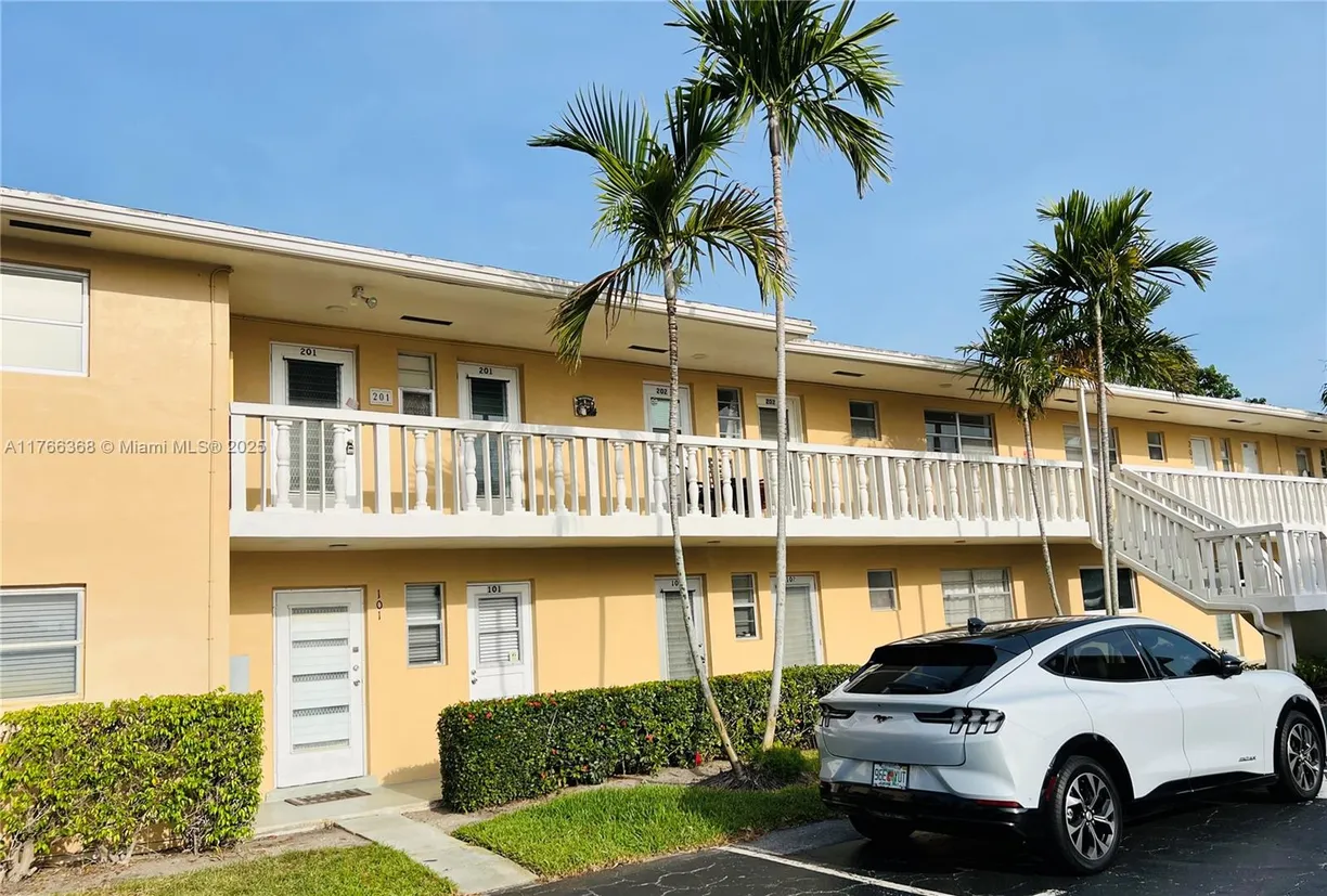South Florida Real Estate | View 2214 NE 1st Way, 102 | 2 Beds, 2 Baths