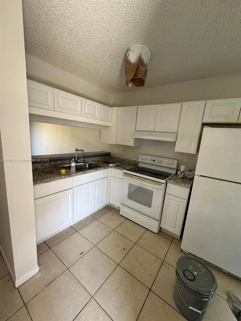 South Florida Real Estate | View 4008 Lakeside Dr, 4008 | 2 Beds, 1 Bath