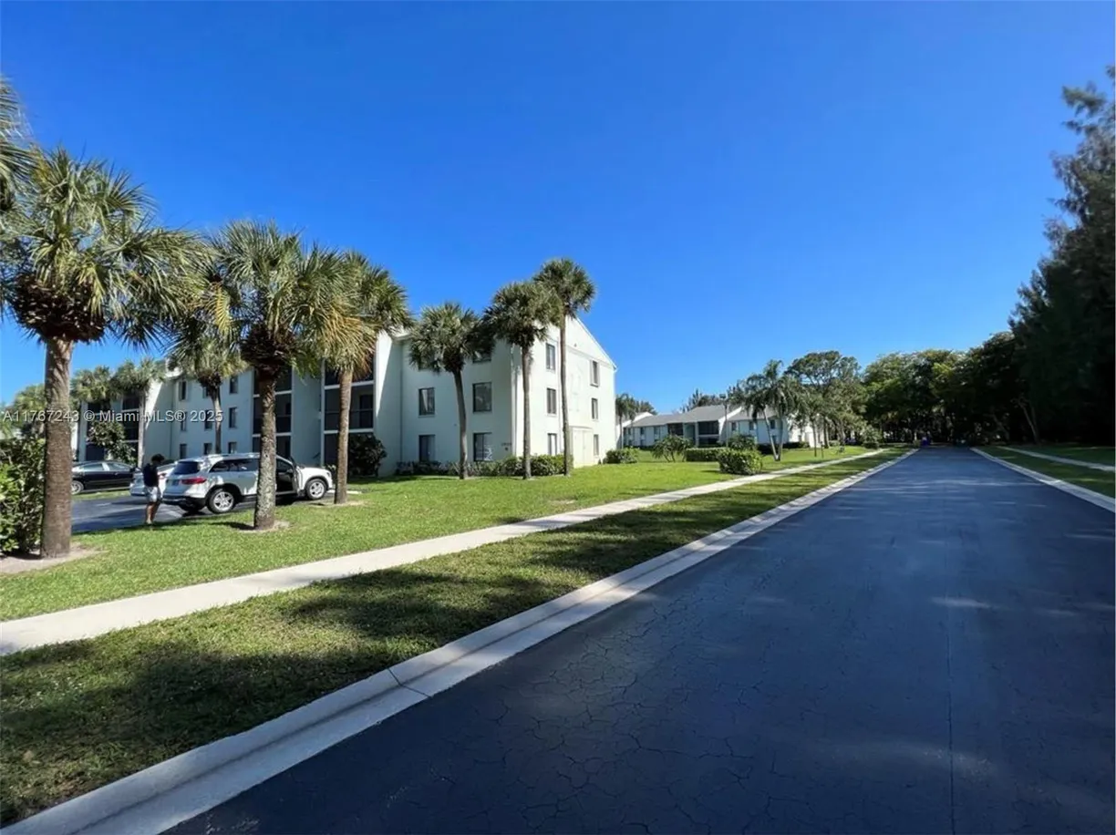 South Florida Real Estate | View 3606 Alder Dr, F2 | 2 Beds, 2 Baths