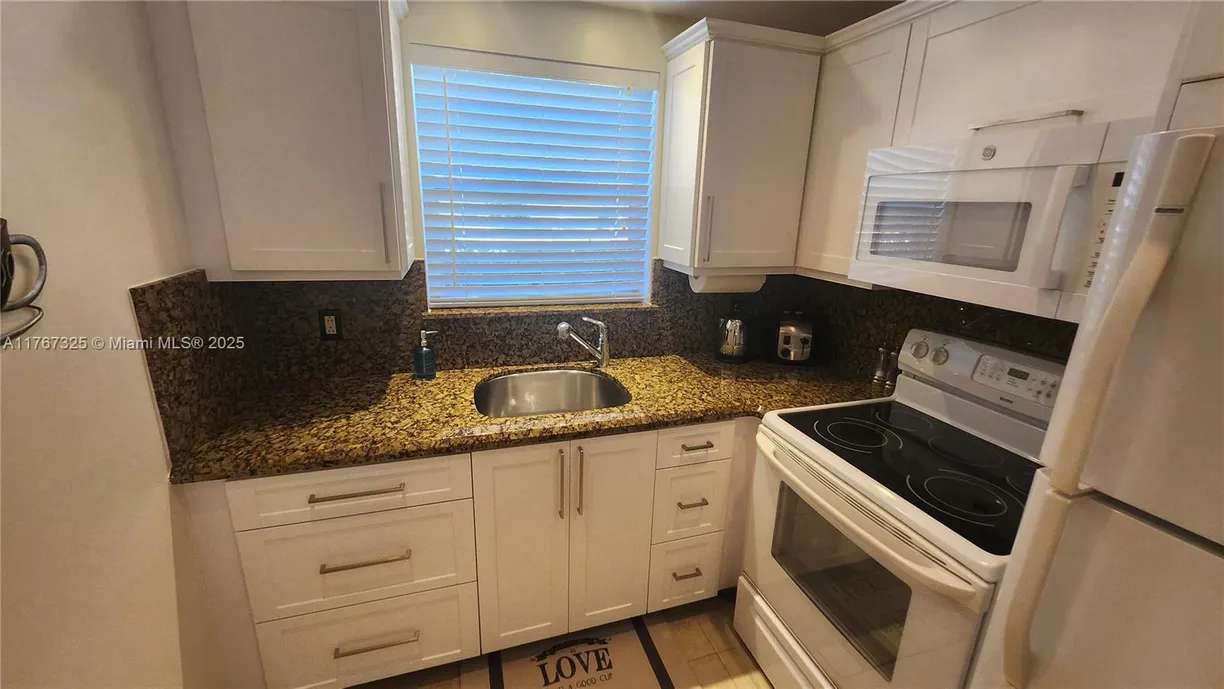 South Florida Real Estate | View 120 Lyndhurst F, 120 | 1 Bed, 1 Bath